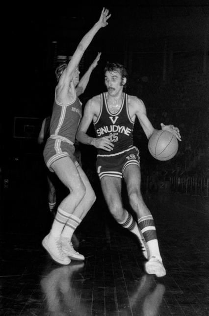 Gianni Bertolotti in palleggio con la maglia della Virtus Bologna contrastato da Giorgio Papetti, suo compagno di squadra nelle giovanili dell’oratorio Social Osa di Milano